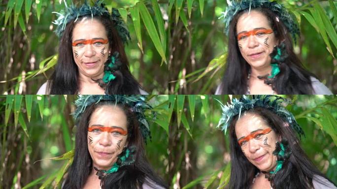 女游客扮成雨林原住民