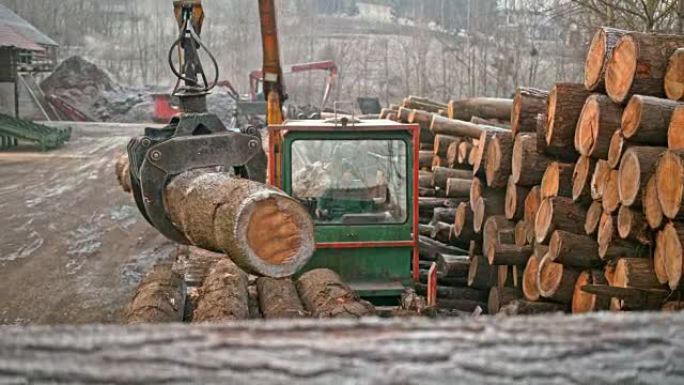 起重机在木材厂周围移动原木
