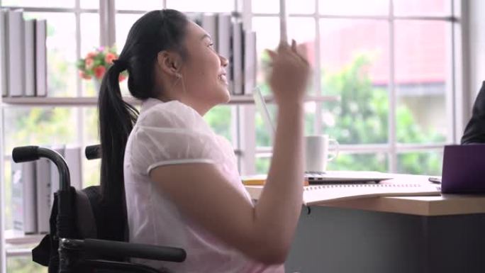 快乐的残疾女商人与同事交谈
