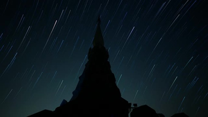 夜空上带有前景宝塔的延时星星轨迹。