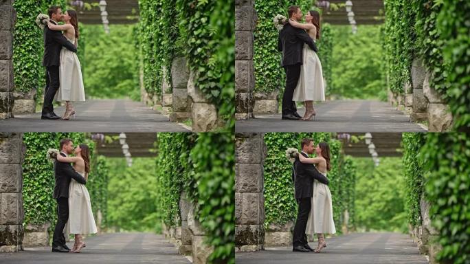 SLO MO DS新婚夫妇在通道中跳舞并接吻