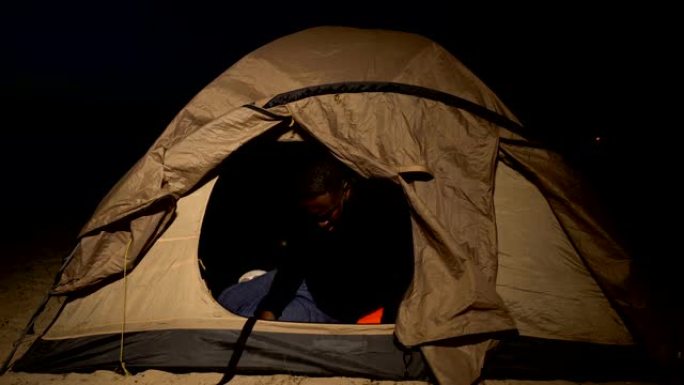 痛苦的黑人在帐篷里哭泣，无家可归的难民生病和饥饿的营地