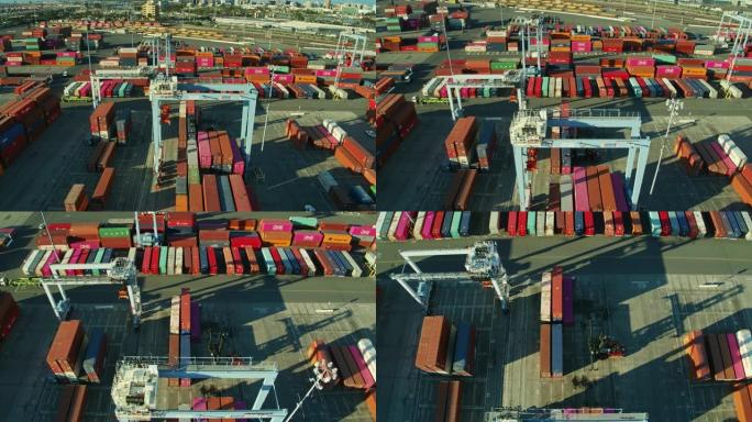 在长滩港，无人驾驶飞机越过顶部处理机和跨载运输机移动集装箱