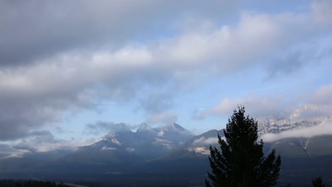 风景优美的山峰和山谷