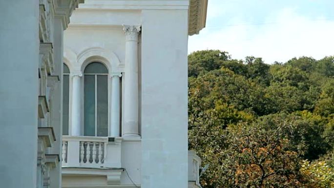 Arched window and balcony letgim day.雅尔塔.克里米亚。