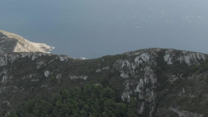 空中无人机在海洋附近的山脊线上射击