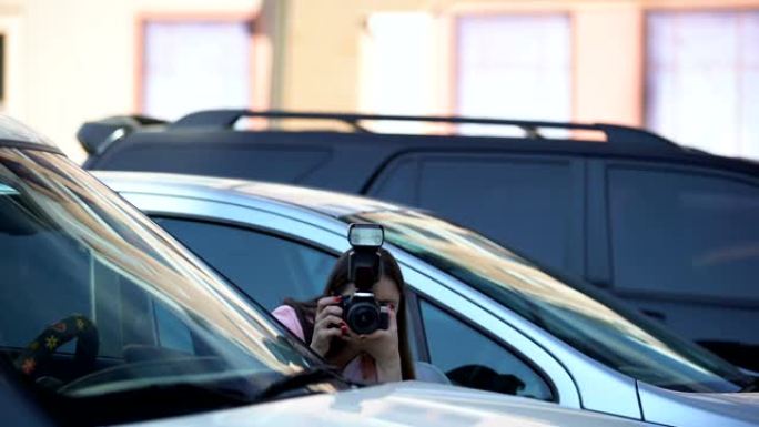黄色女新闻记者躲在停车场拍照，引起轰动