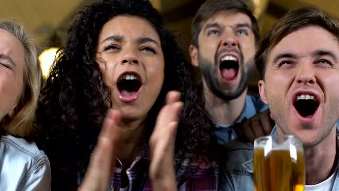 年轻朋友在啤酒酒吧观看比赛，庆祝最喜欢的球队胜利