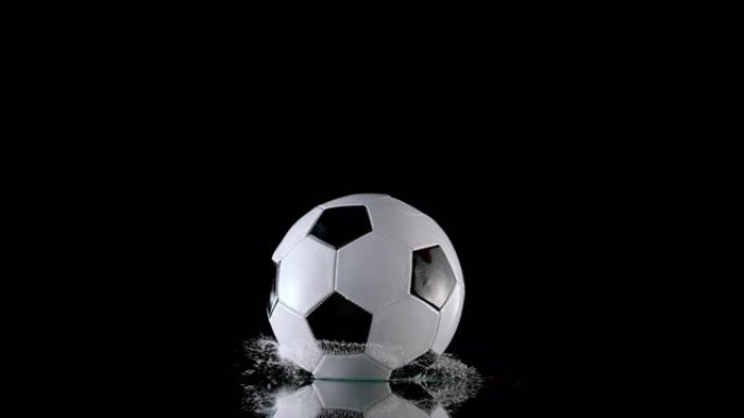 足球撞到潮湿的表面时，SLO MO LD水溅起