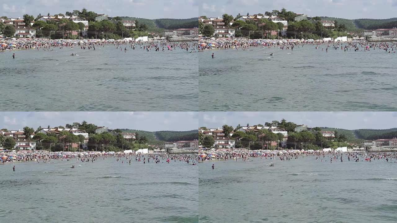 伊斯坦布尔海滩上的人群