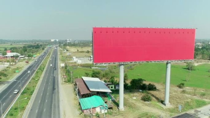 高速公路上的大空地广告牌，由无人机拍摄。