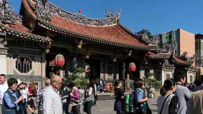 宽镜头人在龙山寺/台湾台北前走动