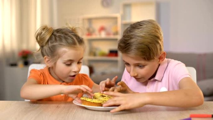 女孩和男孩在眼前拿着黄色的甜甜圈，玩得开心，不健康的零食