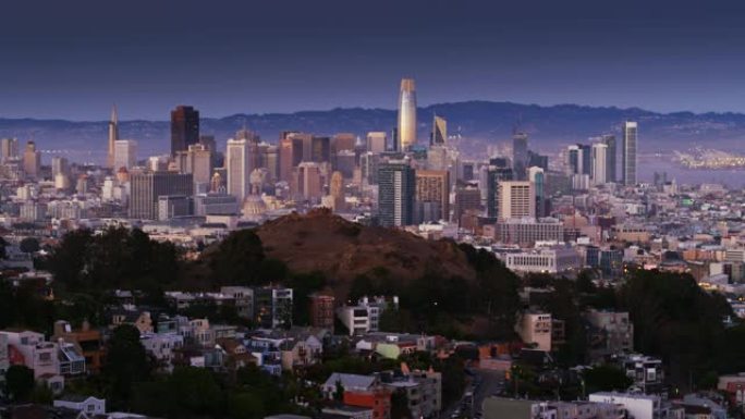 旧金山暮光之城的山丘和摩天大楼-空中