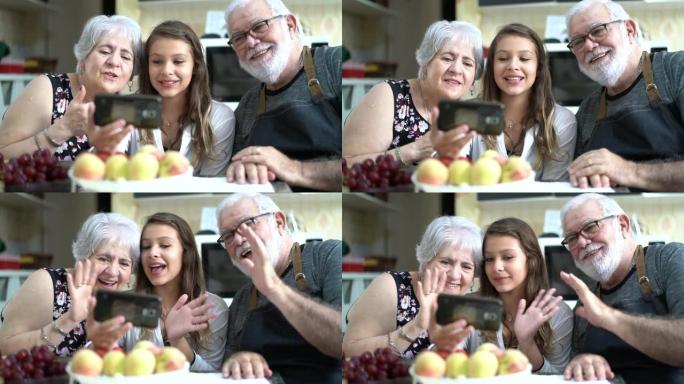 祖父母和孙女在家视频聊天