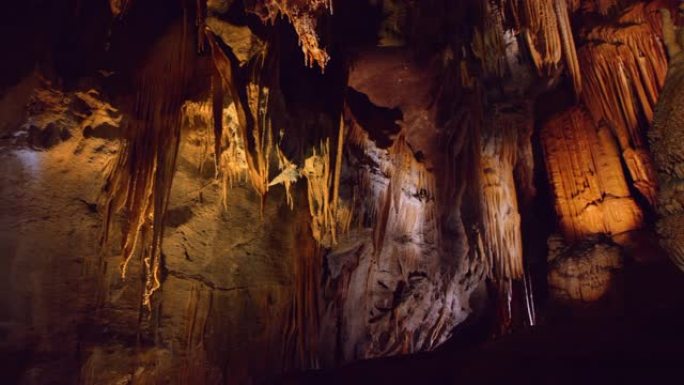 在一个大洞穴中平移华丽的滴水石