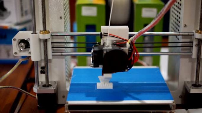 3D打印机打印雕像，正在进行的增材制造，车间