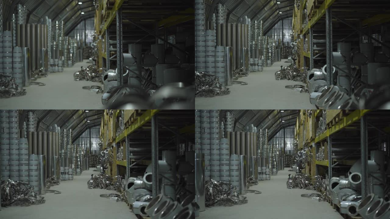 金属生产仓库。货运站存放的金属钢管和金属物品。钢铁行业，金属生产，制造业。摄像机从右向左移动。