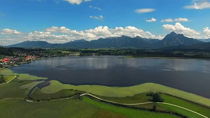 巴伐利亚阿尔高的霍普芬湖和霍普芬村