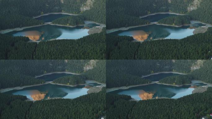 空中无人机拍摄了Durmitor国家公园的树木和山脉环绕的湖泊