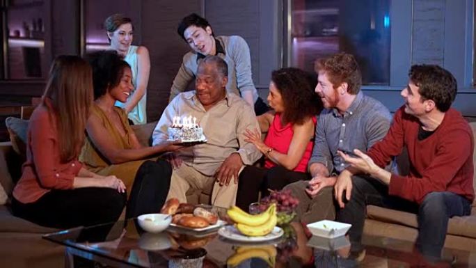生日快乐!与家人和年轻朋友一起庆祝这位黑人老人的生日。