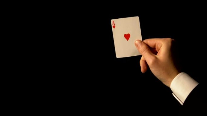 黑色背景上的手牌，赌博运气概念，赌场