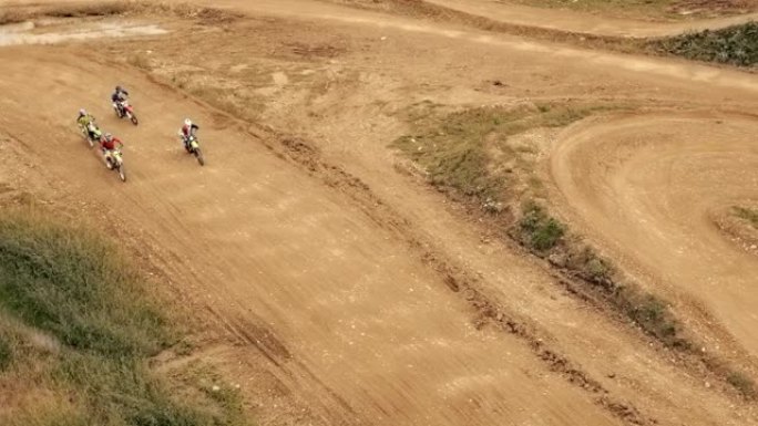 空中越野摩托车骑手在泥泞的小径上比赛