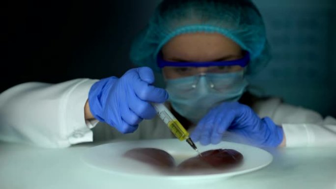 科学家从冰箱中取出肾脏并注入液体，分析组织
