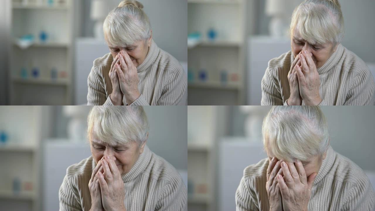 老年女性患者在临终关怀中哭泣，无法治愈的疾病，抑郁症