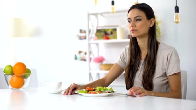 女人吃沙拉，产品中过多的酸会感到牙齿酸痛，健康