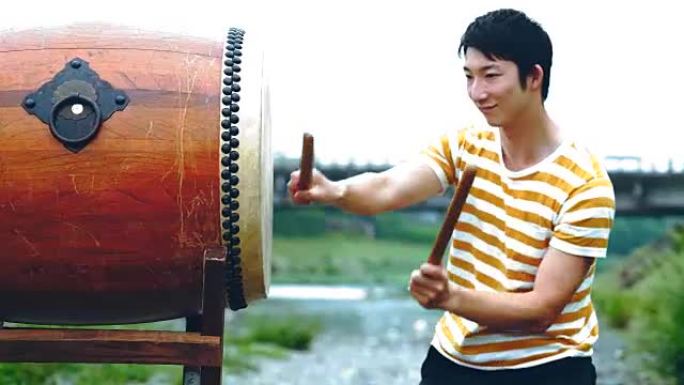 年轻人在户外演奏日本鼓