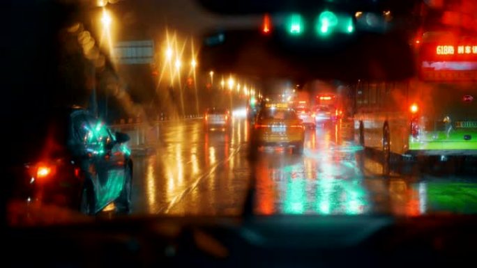 雨夜通过汽车挡风玻璃的视点
