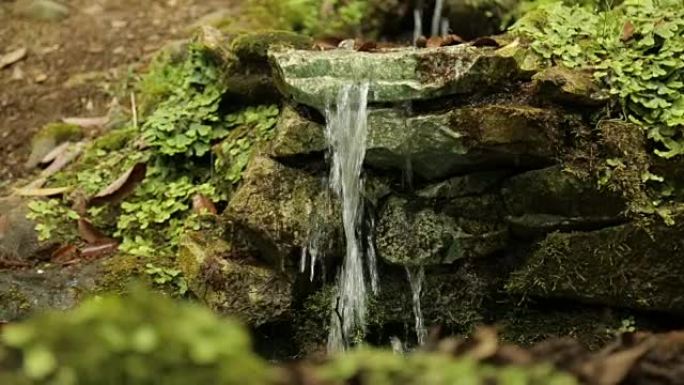 山间小溪中的水迅速流下岩石，风景如画的瀑布