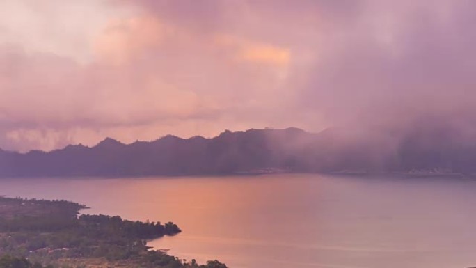 巴图湖周围笼罩着晨雾。