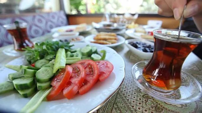 土耳其早餐时搅拌土耳其茶