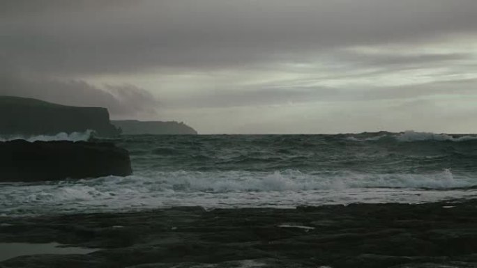 暴风雨天气下的杜林海岸线和莫赫悬崖