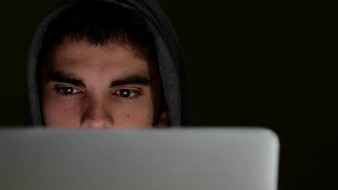 网络犯罪分子使用带有屏幕照明的笔记本电脑