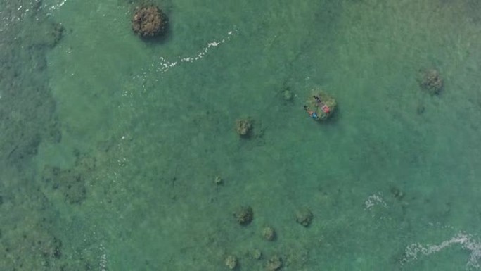 太平洋岛民男女在大洋湾的礁石上浮潜