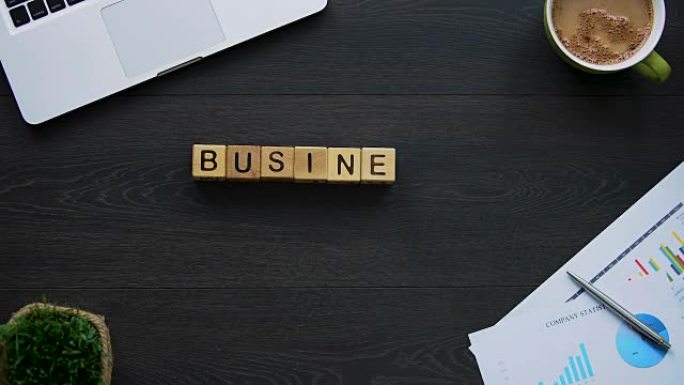 商业理念，女人做立方体的短语，初创公司和私人公司