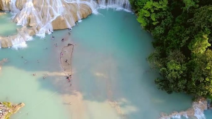 墨西哥恰帕斯州的阿瓜阿祖尔瀑布