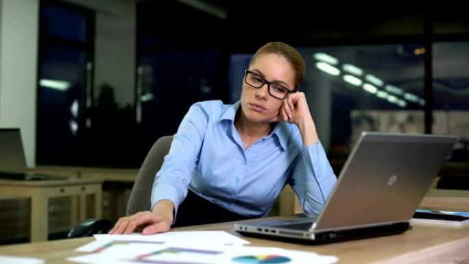 女人坐在办公室上夜班时讨厌工作，加班