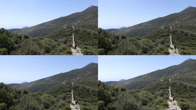 背包客在卡尔坎的古水拱墙上行走