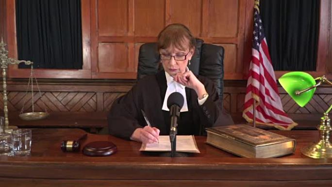 4K DOLLY: 美国女法官在法庭上审理案件
