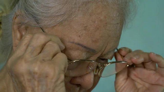 高级肖像，戴眼镜的快乐老妇人，亚洲模特。
