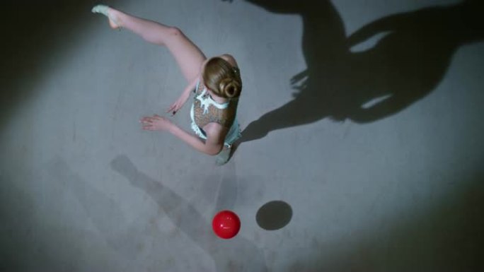 在弹跳红球的同时在艺术体操运动员上方旋转的SLO MO LD