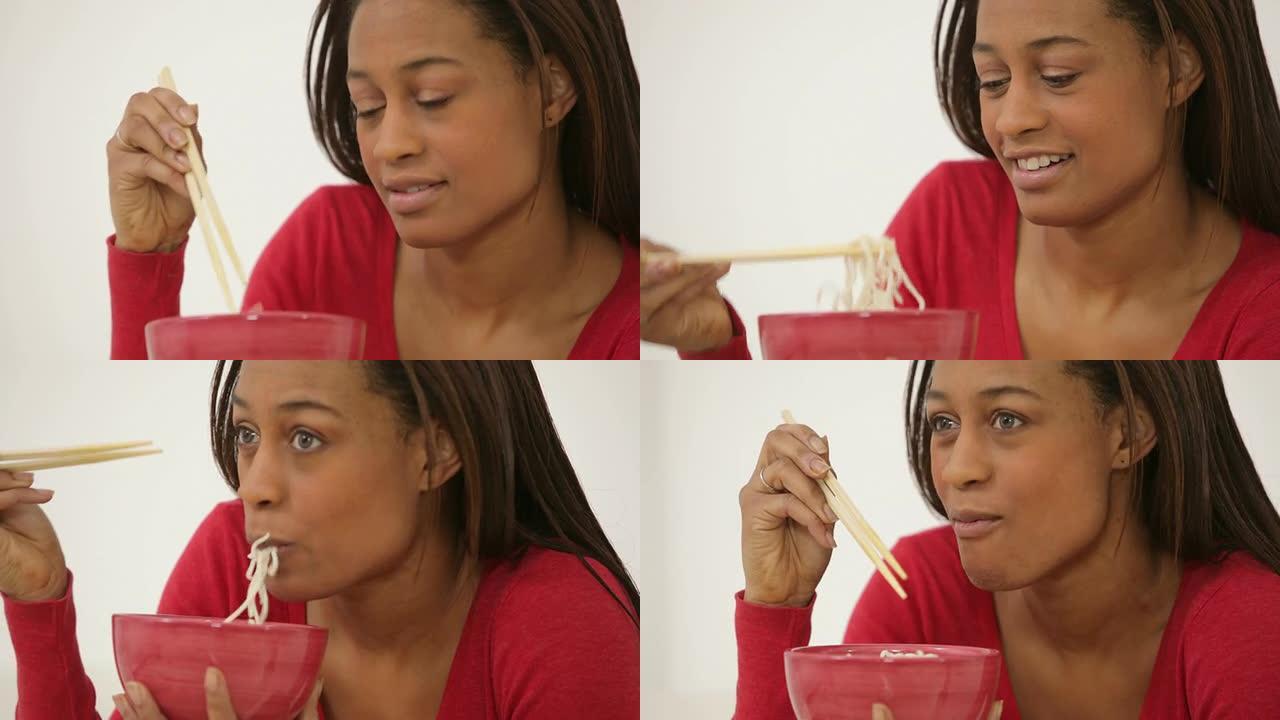 女人用筷子吃面外国女人吃饭特写实拍视频