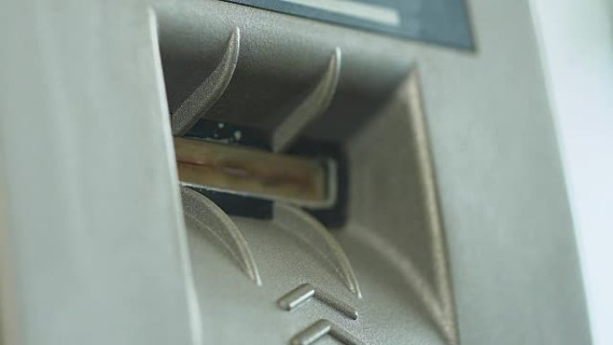 女人将信用卡插入ATM以检查她的余额，轻松的银行业务，特写镜头