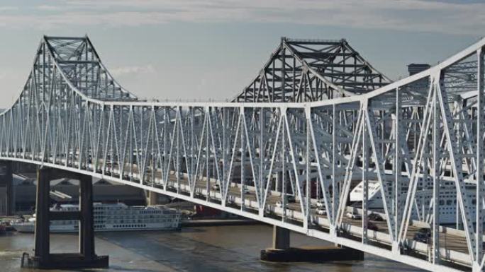 无人机在穿越新奥尔良新月城市连接桥的汽车旁飞行