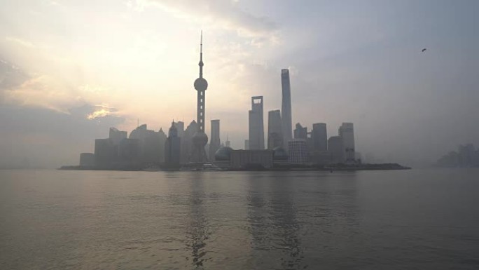 太阳升起的上海天际线