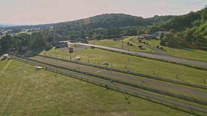 宾夕法尼亚州门罗县波科诺斯的风景鸟瞰图。阳光明媚的夏日早晨。沿着美国209的交汇处，全景俯瞰山脉和小